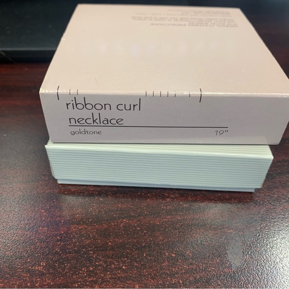 Avon “Ribbon Curl” Necklace golstone 19” NIB 1989 - Picture 5 of 5